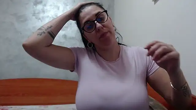 Snapshot of jollene chatting on 12/19/25, 02:35 jollene online show from 12/19/25, 02:35