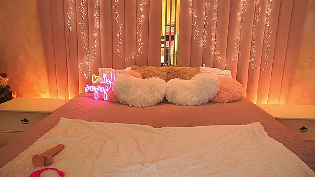 Snapshot of HeavenElle chatting on 12/17/25, 07:25 HeavenElle online show from 12/17/25, 07:25