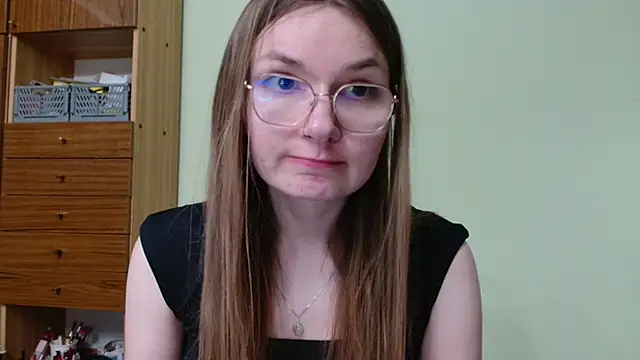 Snapshot of LooveELLYx chatting on 04/19/26, 10:01 LooveELLYx online show from 04/19/26, 10:01