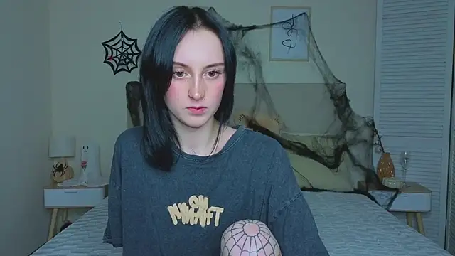 Snapshot of Little_moly999 chatting on 10/28/25, 08:44 Little moly999 online show from 10/28/25, 08:44