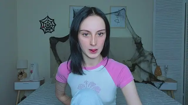 Snapshot of Little_moly999 chatting on 10/29/25, 08:43 Little moly999 online show from 10/29/25, 08:43