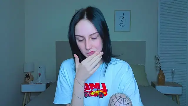 Snapshot of Little_moly999 chatting on 11/15/25, 05:38 Little moly999 online show from 11/15/25, 05:38