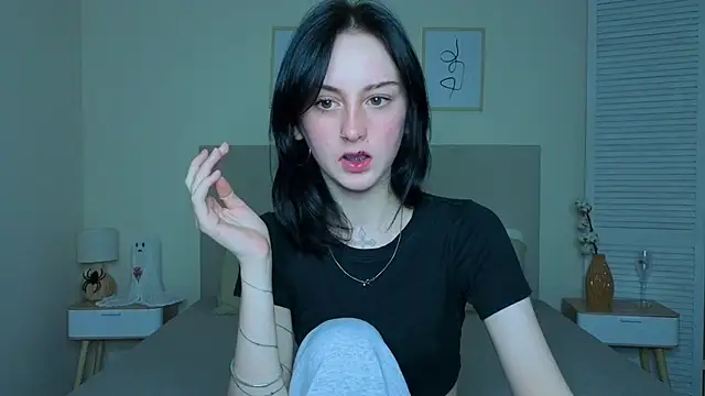 Snapshot of Little_moly999 chatting on 11/20/25, 04:12 Little moly999 online show from 11/20/25, 04:12