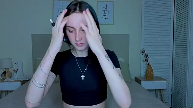 Snapshot of Little_moly999 chatting on 12/13/25, 10:15 Little moly999 online show from 12/13/25, 10:15