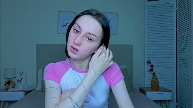 Snapshot of Little_moly999 chatting on 12/19/25, 03:13 Little moly999 online show from 12/19/25, 03:13