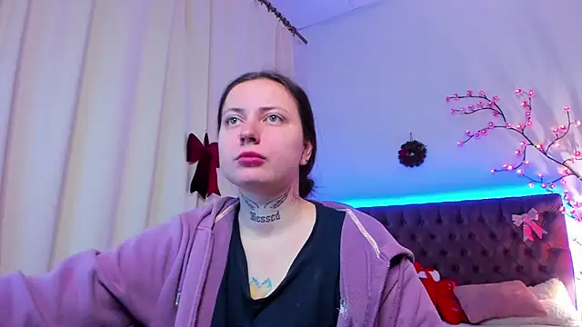 Snapshot of LilaVame chatting on 12/17/25, 12:05 LilaVame online show from 12/17/25, 12:05