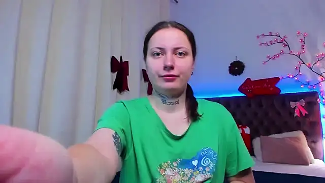 Snapshot of LilaVame chatting on 12/19/25, 08:27 LilaVame online show from 12/19/25, 08:27