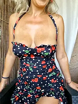 Snapshot of CelynaRoss chatting on 10/25/25, 12:34 CelynaRoss online show from 10/25/25, 12:34