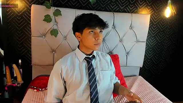 Snapshot of Thiago_Kozak chatting on 10/07/25, 12:24 Thiago Kozak online show from 10/07/25, 12:24