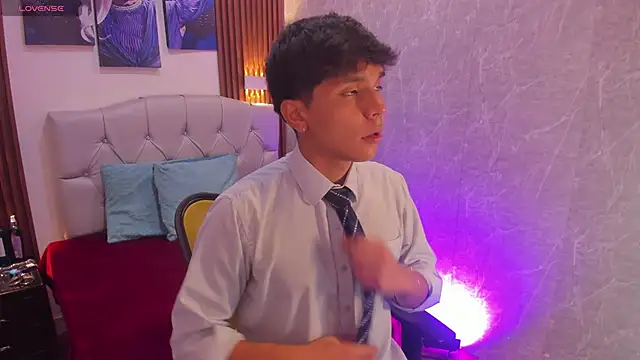 Snapshot of Thiago_Kozak chatting on 10/23/25, 01:43 Thiago Kozak online show from 10/23/25, 01:43