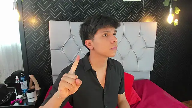 Snapshot of Thiago_Kozak chatting on 10/30/25, 03:24 Thiago Kozak online show from 10/30/25, 03:24