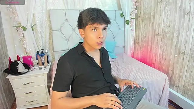 Snapshot of Thiago_Kozak chatting on 11/18/25, 02:17 Thiago Kozak online show from 11/18/25, 02:17