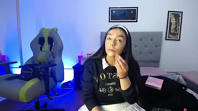 Esmeraldaa- online show from 10/26/25, 05:02