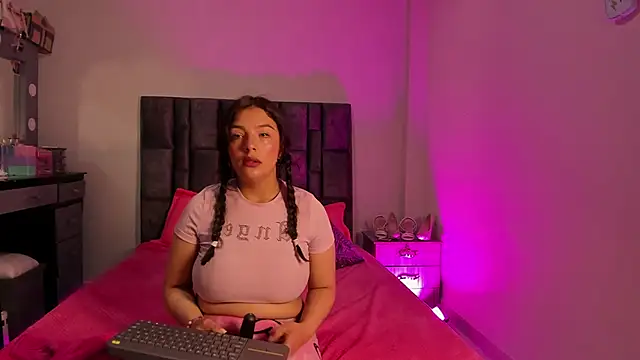 Esmeraldaa- online show from 11/26/25, 09:10