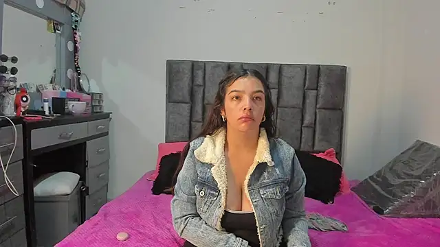 Snapshot of Esmeraldaa- chatting on 04/29/26, 07:45 Esmeraldaa- online show from 04/29/26, 07:45