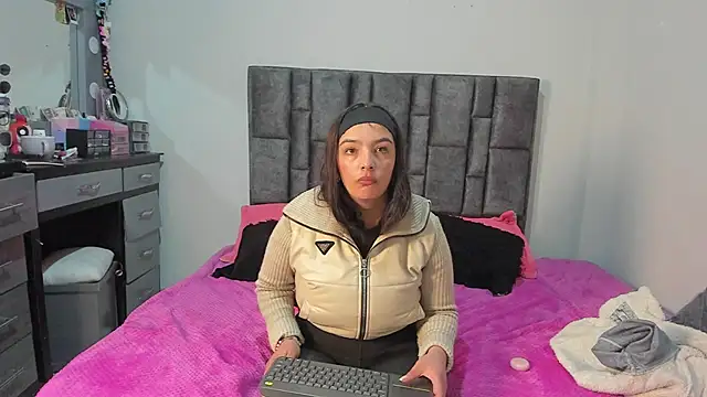 Snapshot of Esmeraldaa- chatting on 04/29/26, 11:00 Esmeraldaa- online show from 04/29/26, 11:00