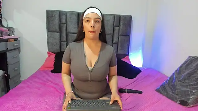 Snapshot of Esmeraldaa- chatting on 05/01/26, 11:42 Esmeraldaa- online show from 05/01/26, 11:42