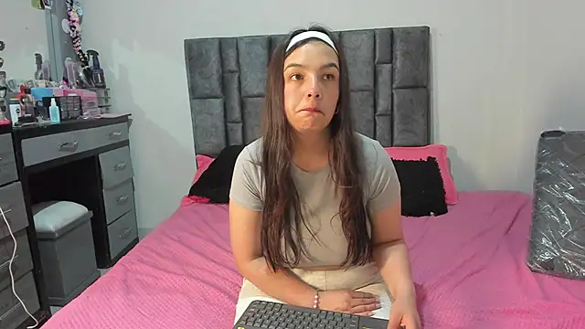 Snapshot of Esmeraldaa- chatting on 05/19/26, 05:36 Esmeraldaa- online show from 05/19/26, 05:36