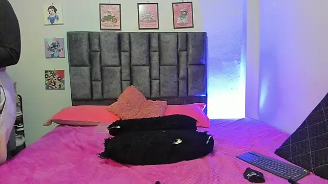 Snapshot of Esmeraldaa- chatting on 06/17/26, 06:38 Esmeraldaa- online show from 06/17/26, 06:38