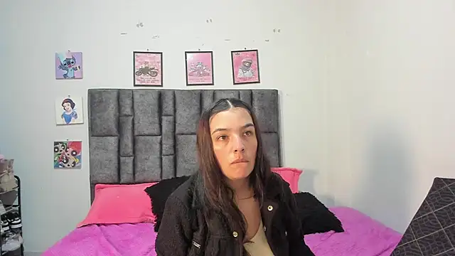 Snapshot of Esmeraldaa- chatting on 06/21/26, 06:16 Esmeraldaa- online show from 06/21/26, 06:16