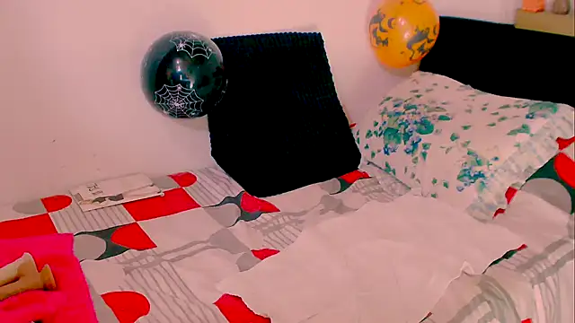 Kendraline1 online show from 10/30/25, 09:15