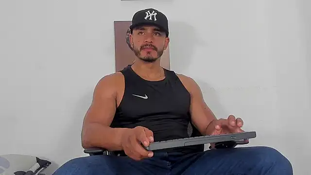 Snapshot of magnusclark chatting on 06/06/26, 12:21 magnusclark online show from 06/06/26, 12:21