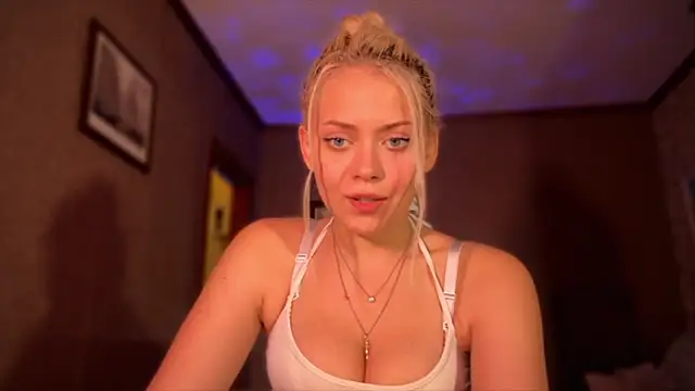Snapshot of AliceOceanEye chatting on 09/23/25, 04:43 AliceOceanEye online show from 09/23/25, 04:43