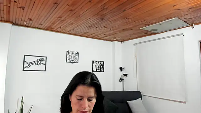 Snapshot of katherine_blair chatting on 05/20/26, 12:00 katherine blair online show from 05/20/26, 12:00