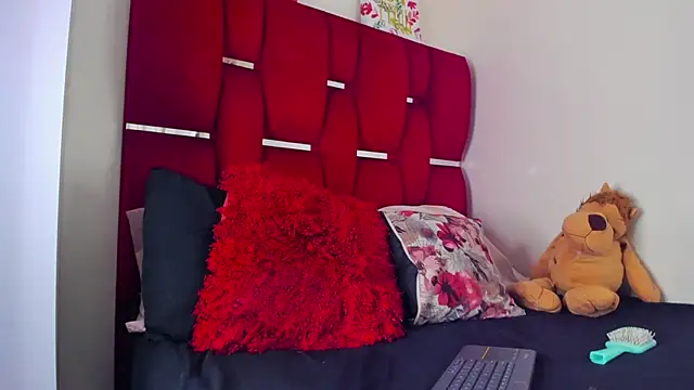 Camila hot ts online show from 10/16/25, 04:52