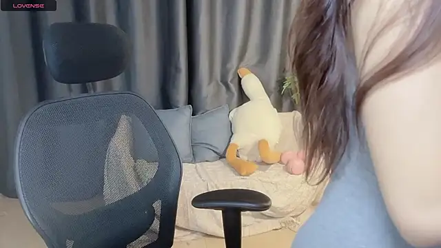 Snapshot of Yin-LL chatting on 09/30/25, 05:07 Yin-LL online show from 09/30/25, 05:07