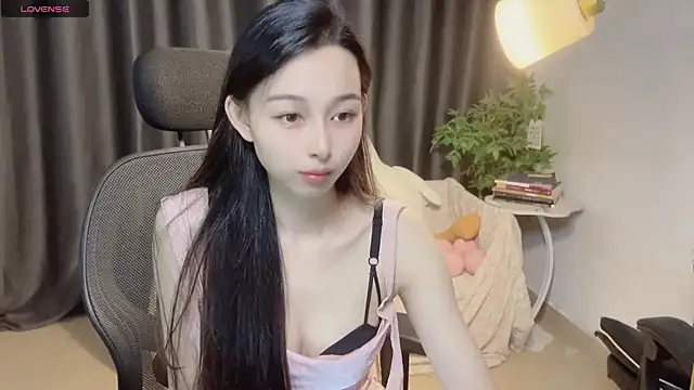 Snapshot of Yin-LL chatting on 10/10/25, 03:33 Yin-LL online show from 10/10/25, 03:33