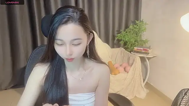 Snapshot of Yin-LL chatting on 10/30/25, 12:39 Yin-LL online show from 10/30/25, 12:39