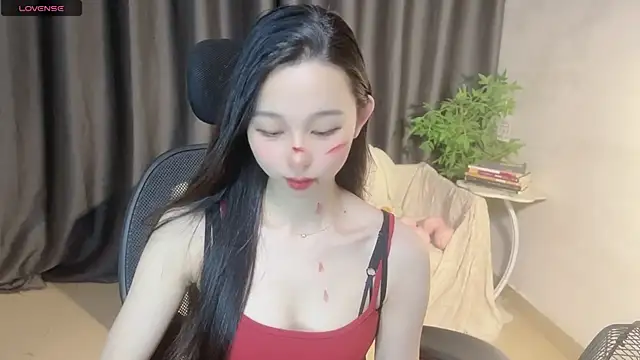 Snapshot of Yin-LL chatting on 10/31/25, 12:50 Yin-LL online show from 10/31/25, 12:50