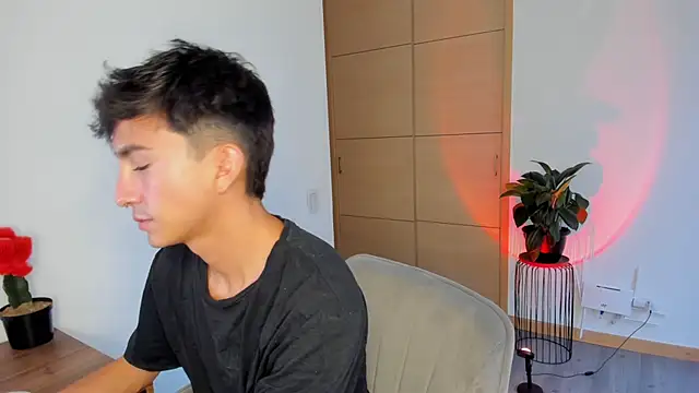 Snapshot of sweettaaron01 chatting on 09/16/25, 05:58 sweettaaron01 online show from 09/16/25, 05:58