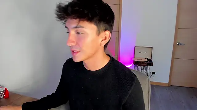 Snapshot of sweettaaron01 chatting on 10/02/25, 05:53 sweettaaron01 online show from 10/02/25, 05:53