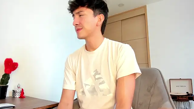 Snapshot of sweettaaron01 chatting on 10/04/25, 05:44 sweettaaron01 online show from 10/04/25, 05:44