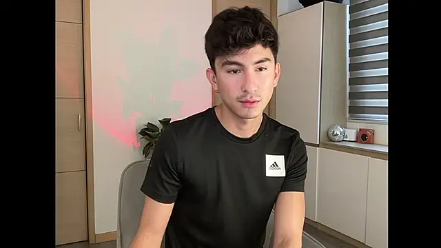 Snapshot of sweettaaron01 chatting on 10/07/25, 05:43 sweettaaron01 online show from 10/07/25, 05:43