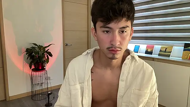 Snapshot of sweettaaron01 chatting on 10/15/25, 05:35 sweettaaron01 online show from 10/15/25, 05:35