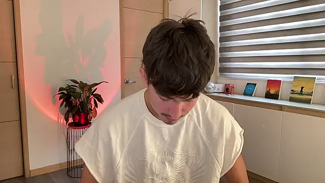 Snapshot of sweettaaron01 chatting on 10/17/25, 05:26 sweettaaron01 online show from 10/17/25, 05:26