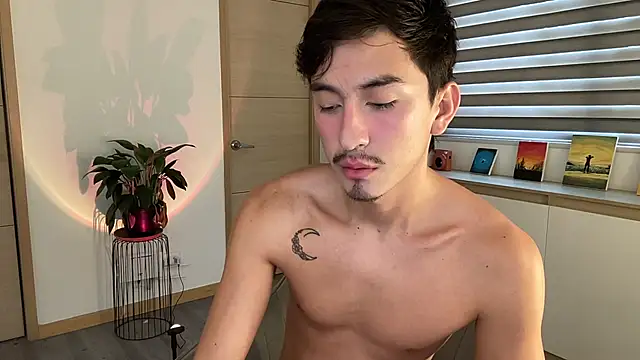 Snapshot of sweettaaron01 chatting on 10/18/25, 05:35 sweettaaron01 online show from 10/18/25, 05:35