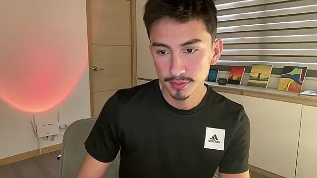 Snapshot of sweettaaron01 chatting on 11/10/25, 05:23 sweettaaron01 online show from 11/10/25, 05:23