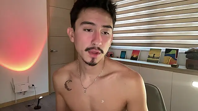 Snapshot of sweettaaron01 chatting on 11/26/25, 05:25 sweettaaron01 online show from 11/26/25, 05:25