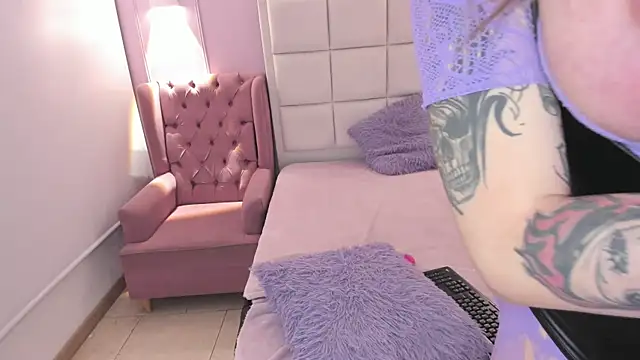 Snapshot of Scarbadgirl_ chatting on 11/23/25, 04:01 Scarbadgirl online show from 11/23/25, 04:01