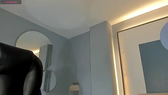 IsabellaMoreau online show from 05/13/26, 07:22