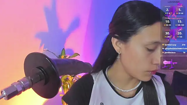 Snapshot of alicemoon__ chatting on 11/16/25, 10:21 alicemoon online show from 11/16/25, 10:21