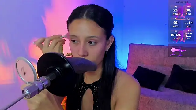 Snapshot of alicemoon__ chatting on 11/18/25, 10:20 alicemoon online show from 11/18/25, 10:20