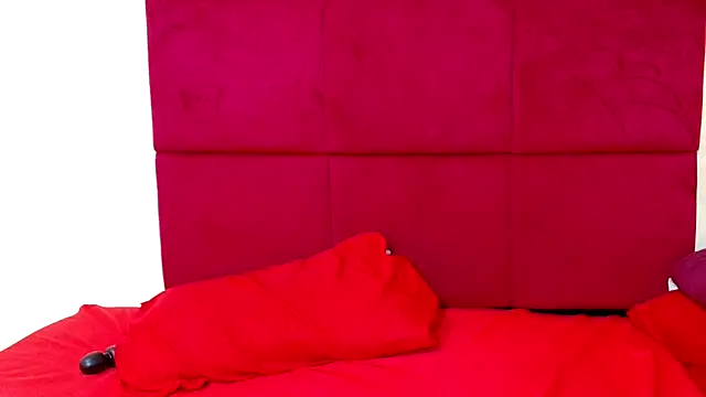 Snapshot of HugeTitisxx chatting on 11/17/25, 02:56 HugeTitisxx online show from 11/17/25, 02:56