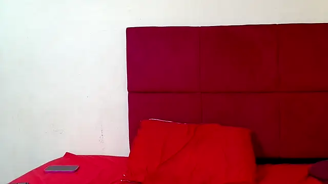 Snapshot of HugeTitisxx chatting on 12/14/25, 01:16 HugeTitisxx online show from 12/14/25, 01:16