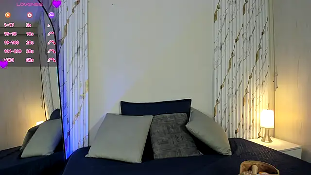 Snapshot of MissVioleet_ chatting on 10/15/25, 05:13 MissVioleet online show from 10/15/25, 05:13