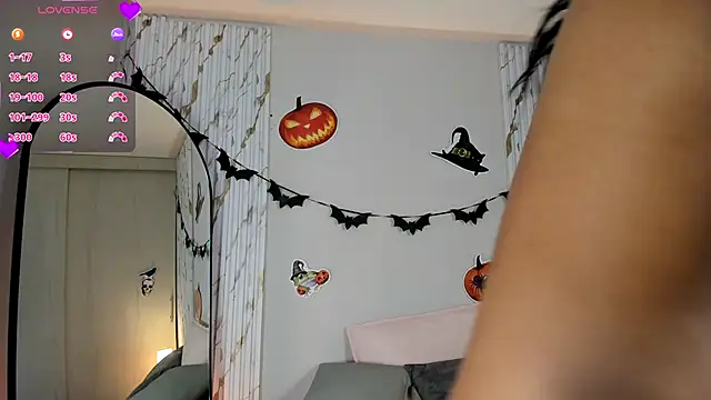 Snapshot of MissVioleet_ chatting on 10/19/25, 05:02 MissVioleet online show from 10/19/25, 05:02